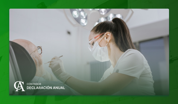 Dentista atendiendo a un contribuyente que va a deducir el gasto en su declaración anual
