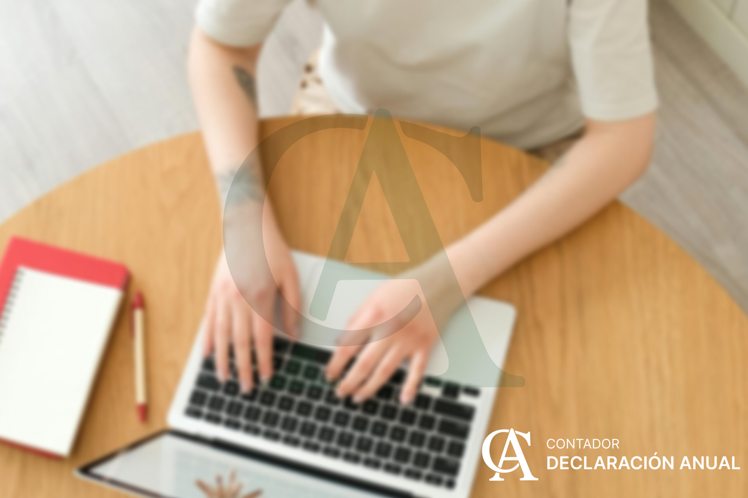 Persona física haciendo su declaración anual en una laptop